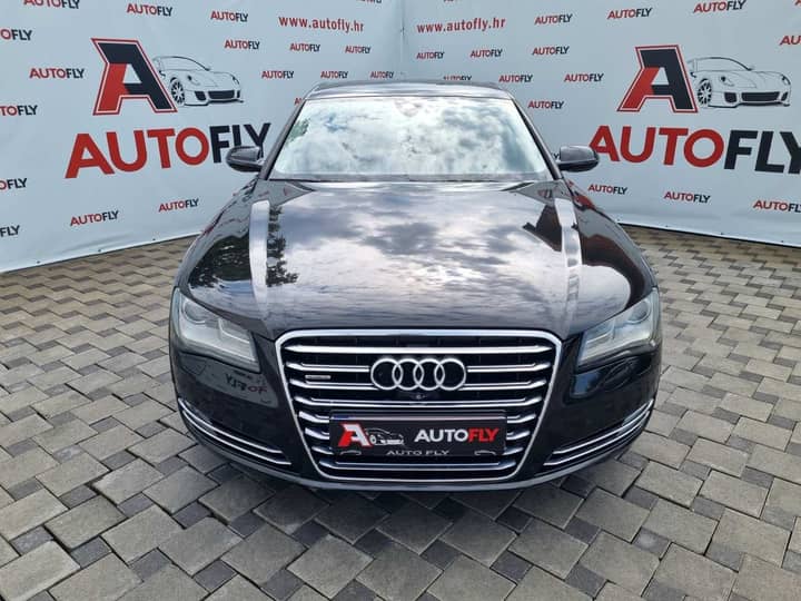 Slika prikazuje vanjski dio automobila (prednji pogled).