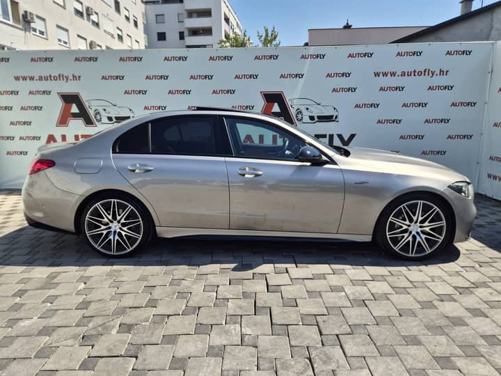 Slika prikazuje vanjsku stranu automobila sa bočne strane.