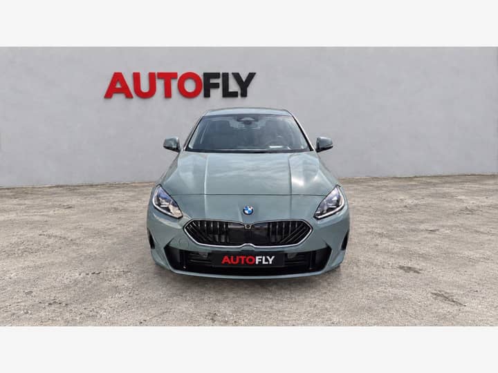 Slika prikazuje vanjsku stranu automobila, prednji dio.