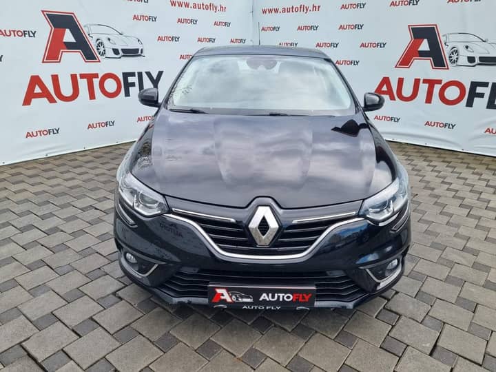 Slika prikazuje vanjštinu vozila, prednji dio i logotip Renault.