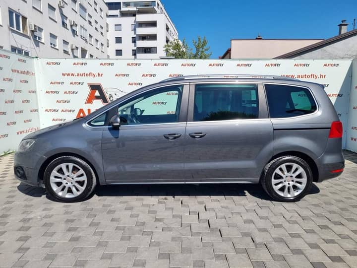 Slika prikazuje vanjsku karoseriju vozila (eksterijer).