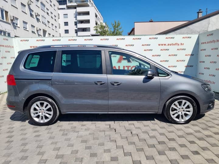 Slika prikazuje vanjštinu vozila (bočna strana).