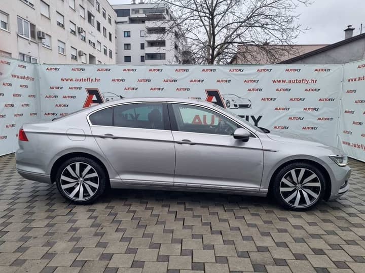 Slika prikazuje vanjštinu vozila (bočni pregled).