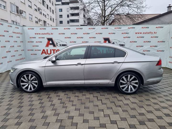 Slika prikazuje vanjštinu vozila, karoserija i kotači.