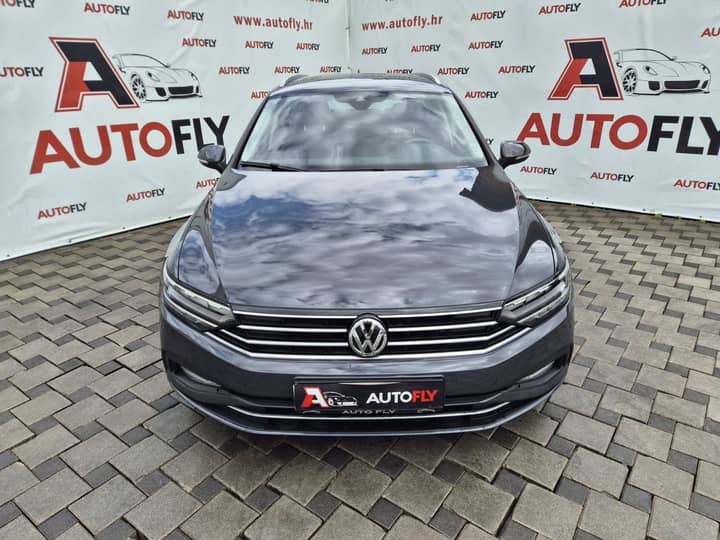 Slika prikazuje vanjsku prednju stranu automobila.