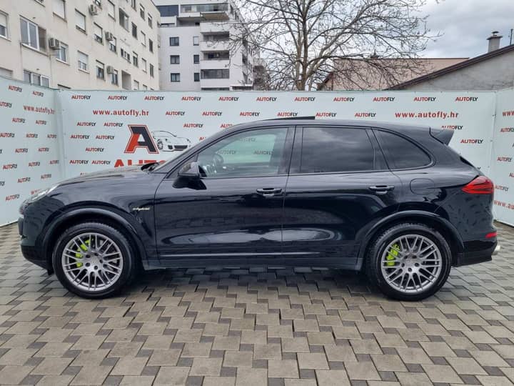 Slika prikazuje vanjštinu vozila (profil auta).