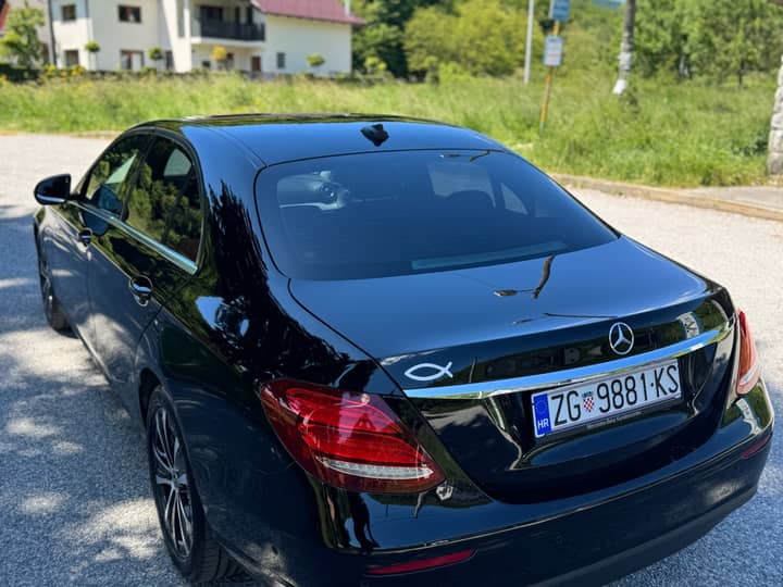 Slika prikazuje vanjsku stranu vozila (eksterijer).