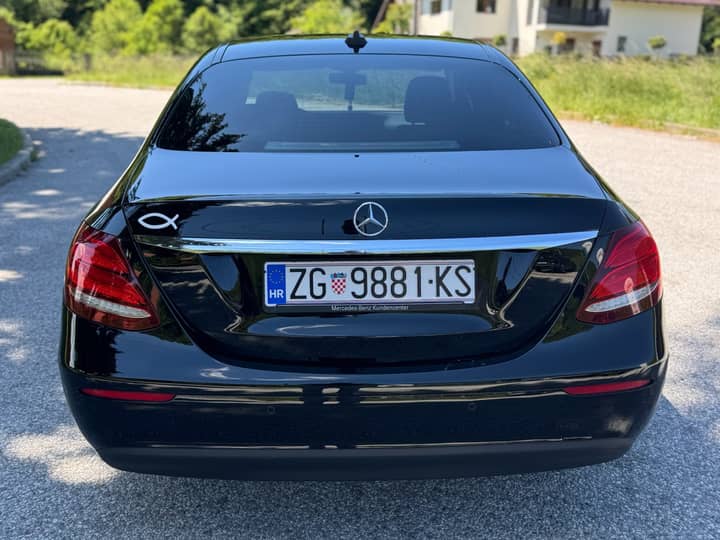 Slika prikazuje vanjski dio vozila (stražnji dio).