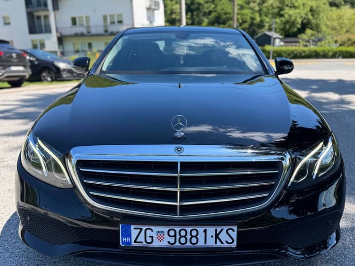 Slika prikazuje vanjski izgled vozila (prednji dio, karoserija).