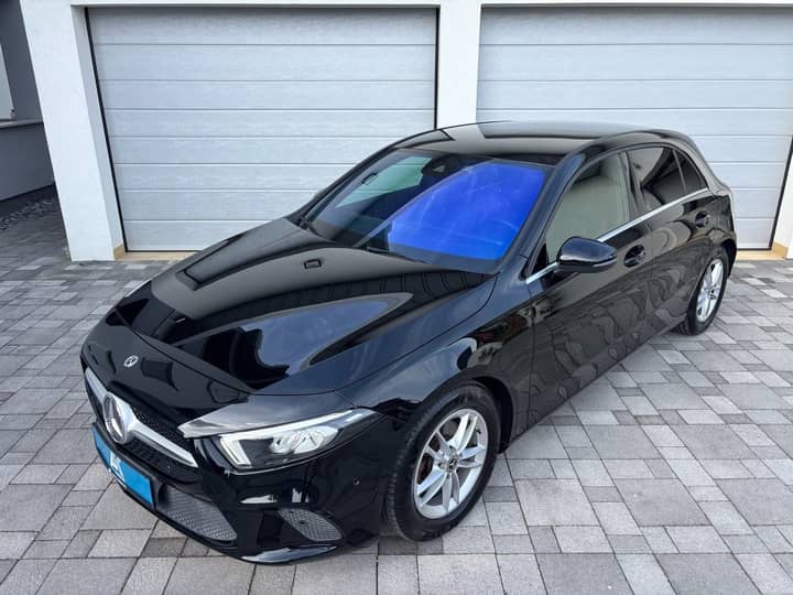Slika prikazuje vanjštinu automobila, karoseriju i kotače.