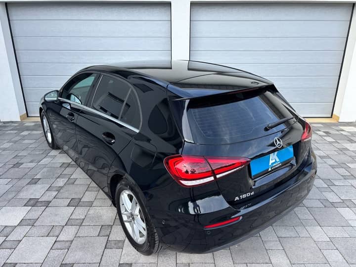 Slika prikazuje vanjsku karoseriju automobila, fokus na stražnji dio.