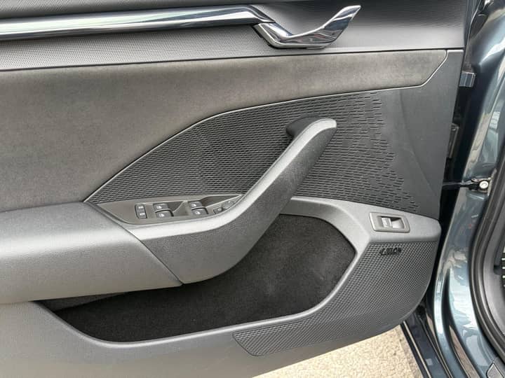Slika prikazuje unutrašnjost vozila (panel vrata i upravljači).