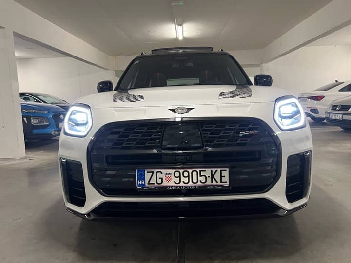 Slika prikazuje vanjski dio vozila, prednji dio.