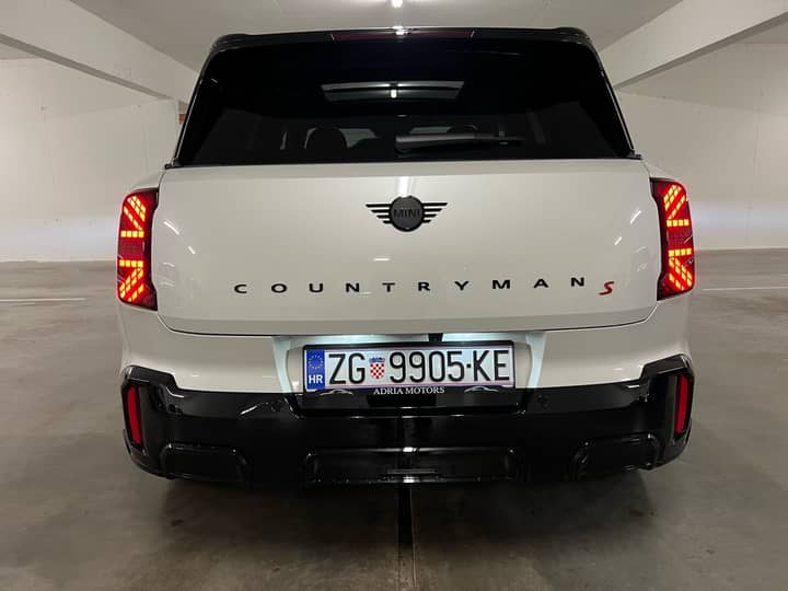 Slika prikazuje vanjski dio vozila (stražnji pogled).