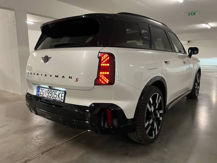 Slika prikazuje vanjsku karoseriju vozila.