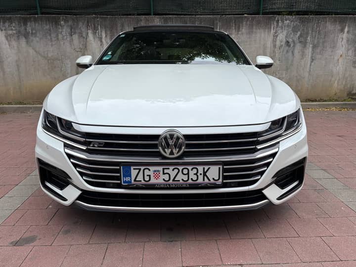 Slika prikazuje vanjštinu vozila (eksterijer) s prednjim dijelom.