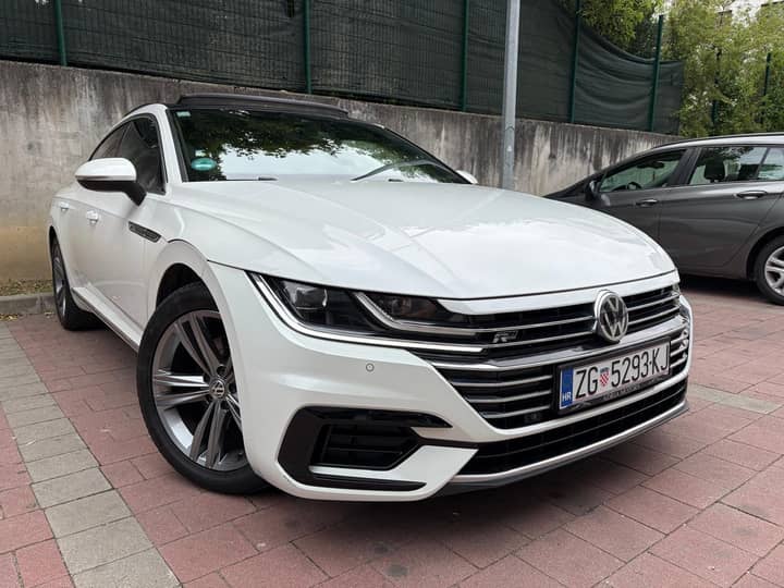 Slika prikazuje vanjski izgled vozila (eksterijer).
