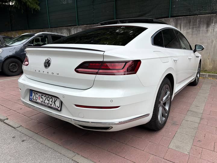 Slika prikazuje vanjski dio vozila.