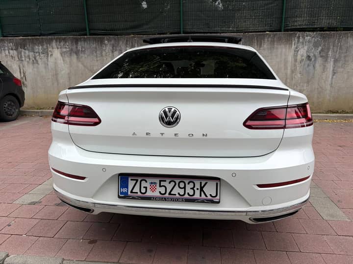 Slika prikazuje vanjski dio vozila (stražnji kraj).