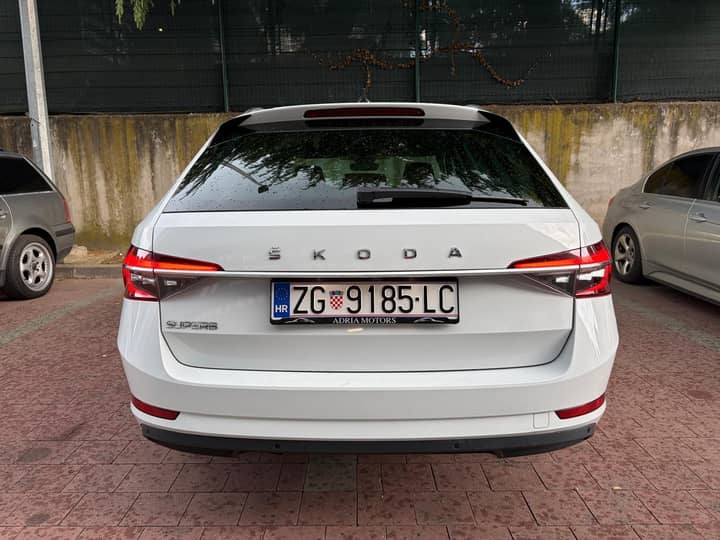 Slika prikazuje vanjski stražnji dio vozila.