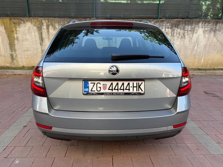 Slika prikazuje vanjski dio vozila, stražnji kraj i registarsku pločicu.