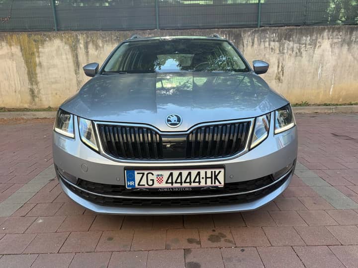 Slika prikazuje eksterijer vozila, prednji dio i karoseriju.