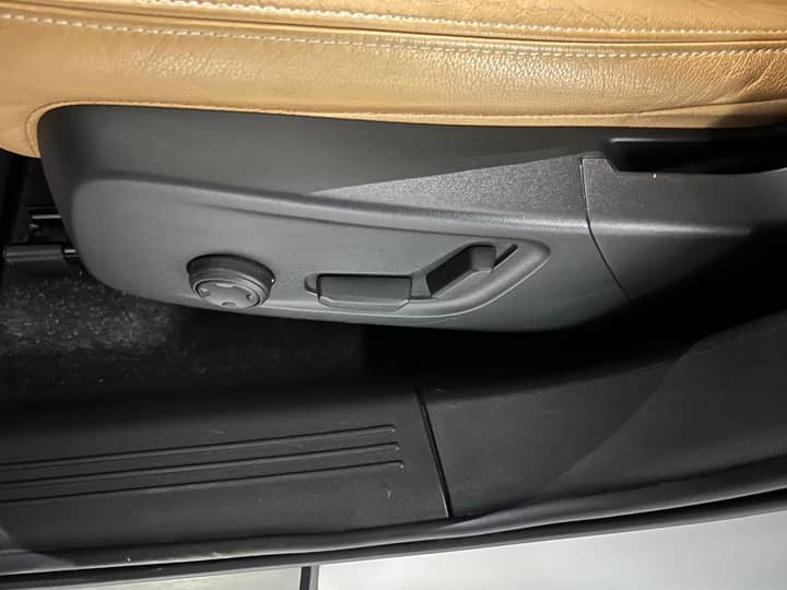 Slika prikazuje unutrašnjost vozila (sjedište i kontrolni panel).