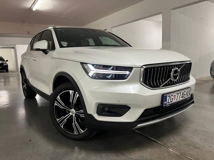 Slika prikazuje vanjsku stranu automobila (eksterijer).
