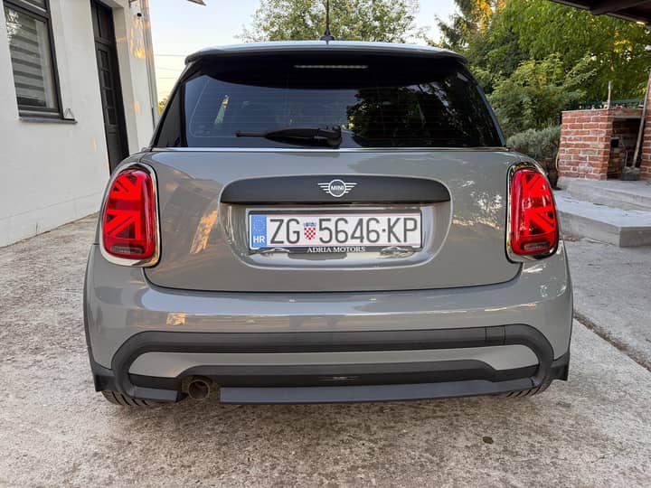 Slika prikazuje vanjski dio vozila (stražnji pogled).