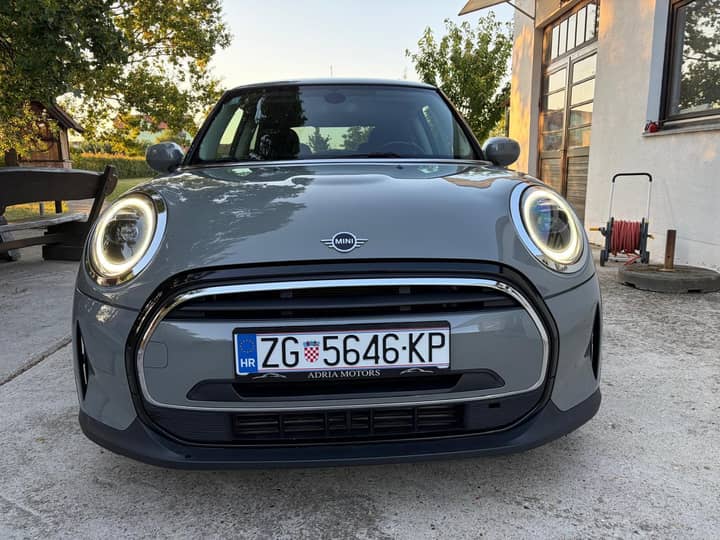 Slika prikazuje vanjštinu vozila (prednji pogled).