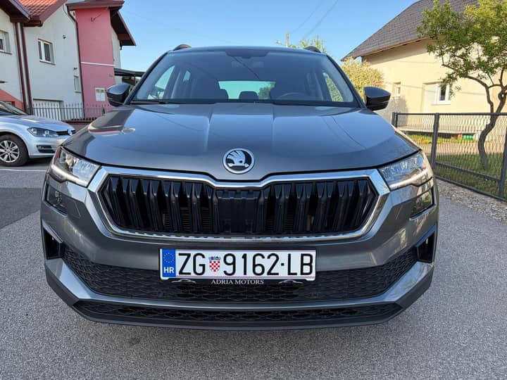 Slika prikazuje vanjski dio vozila (prednji dio).