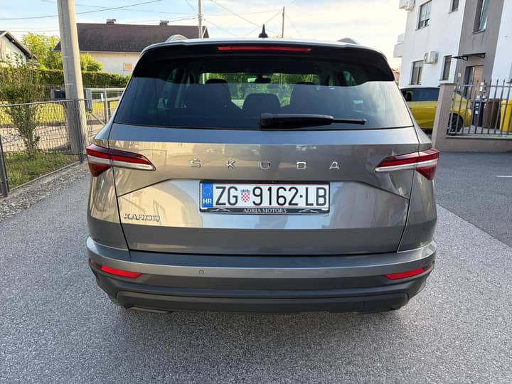 Slika prikazuje vanjski dio vozila, stražnji kraj i registracijsku ploču.