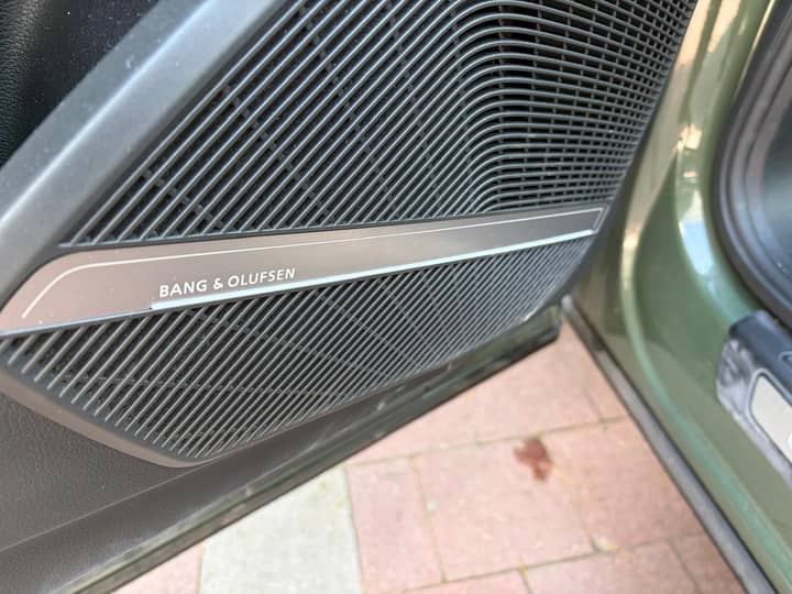 Slika prikazuje unutrašnjost vozila (zvučnik Bang & Olufsen).