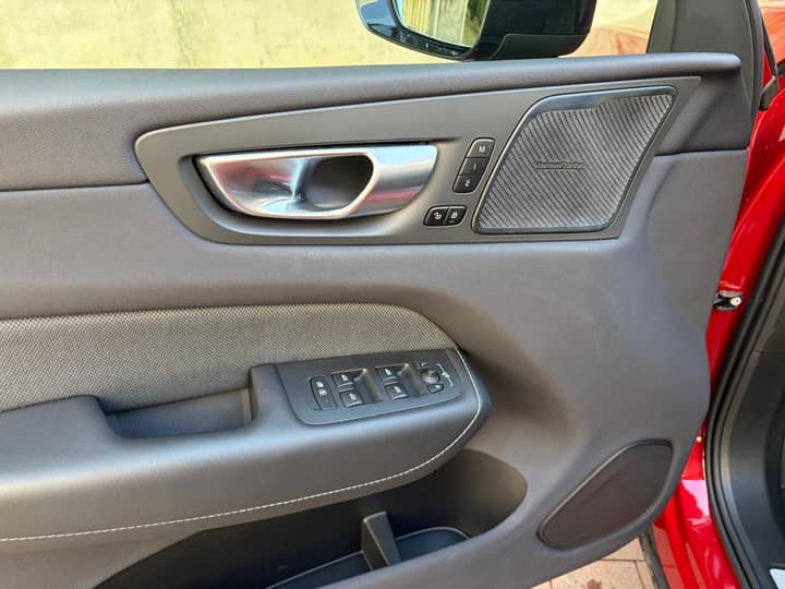 Slika prikazuje unutrašnjost vozila (panel i kontrole).