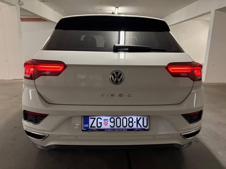 Slika prikazuje vanjštinu vozila (stražnji dio karoserije).
