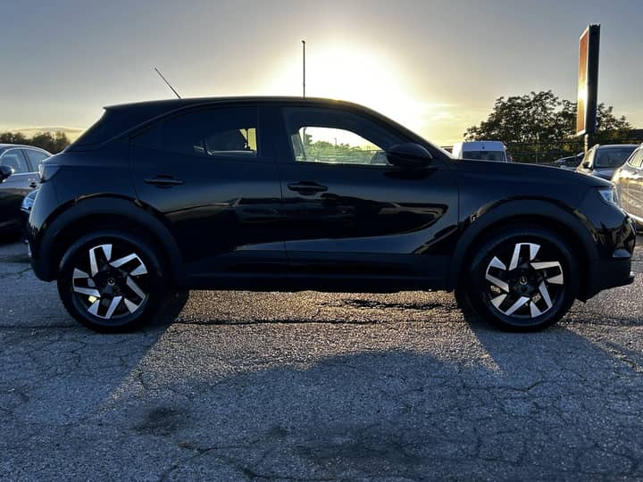 Slika prikazuje vanjski izgled vozila (profil automobila).