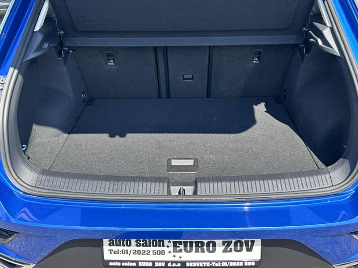 Slika prikazuje unutrašnjost prtljažnika vozila.