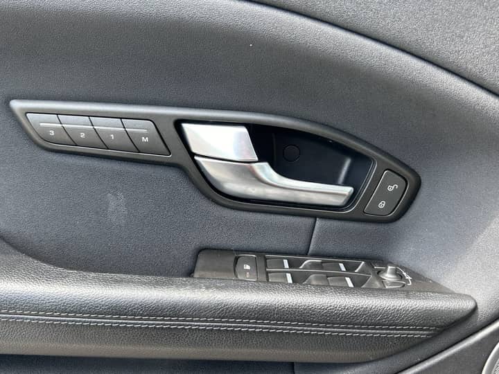 Slika prikazuje unutrašnjost vozila (panel vrata i gumbi).