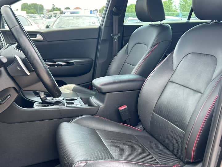 Slika prikazuje unutrašnjost vozila (sjedala i volan).