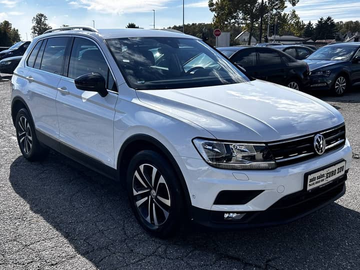 Slika prikazuje vanjsku karoseriju i prednji dio automobila.