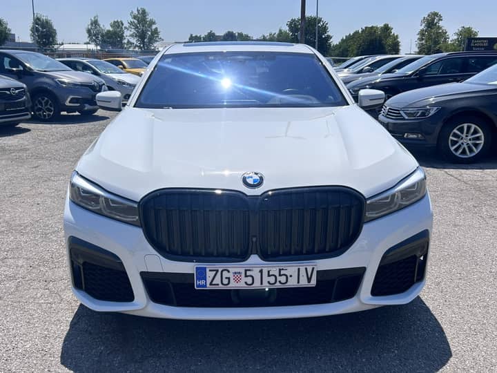 Slika prikazuje eksterijer vozila, fokus na prednjem djelu.