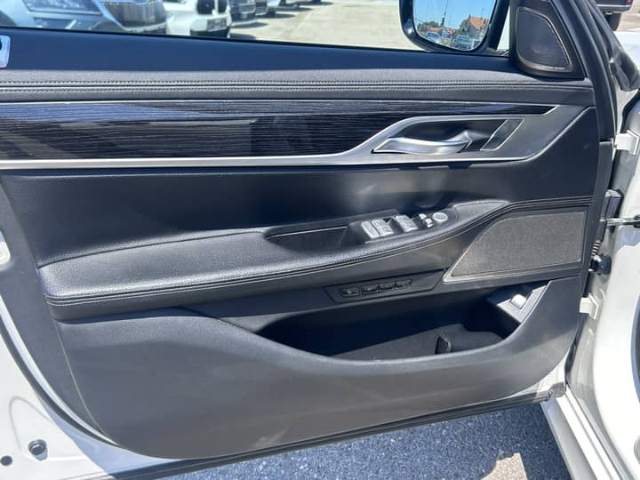 Slika prikazuje unutrašnjost vozila (panel vrata).
