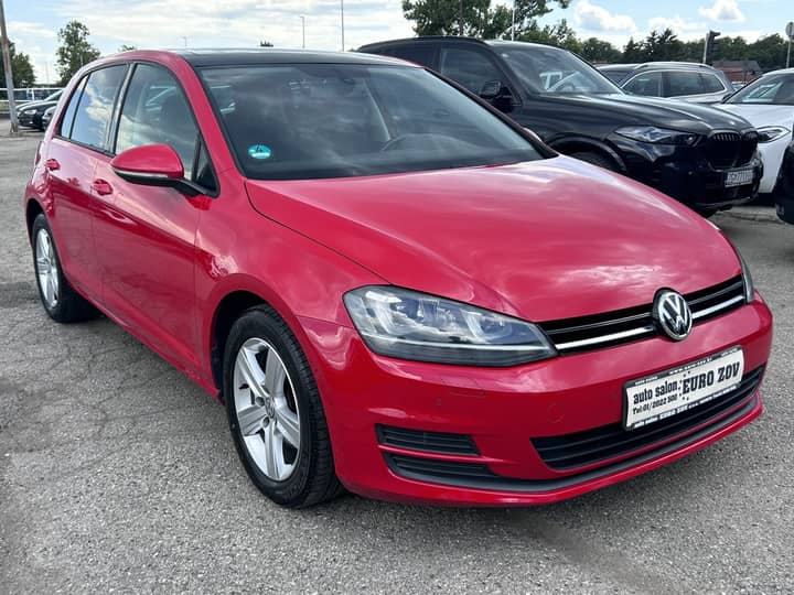 Slika prikazuje vanjski dio automobila, fokus na karoseriju i boju.