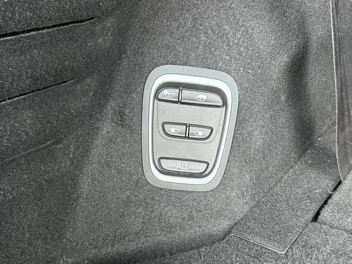 Slika prikazuje unutrašnjost vozila, kontrole na središnjem panelu.