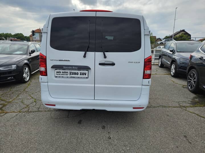 Slika prikazuje vanjski dio vozila, stražnji pogled.