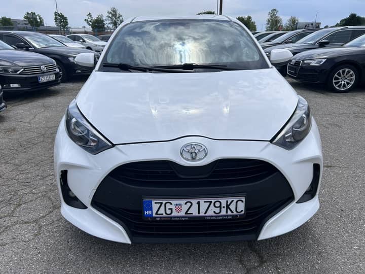 Slika prikazuje vanjski izgled vozila, prednji dio.