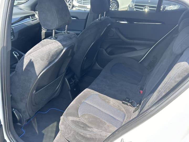 Slika prikazuje unutrašnjost vozila, stražnje sjedalo i dio prednjeg dijela.