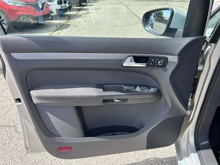 Slika prikazuje unutrašnjost vozila – panel vrata i kontrole.