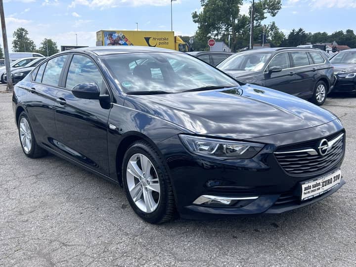 Slika prikazuje vanjsku stranu automobila (eksterijer).