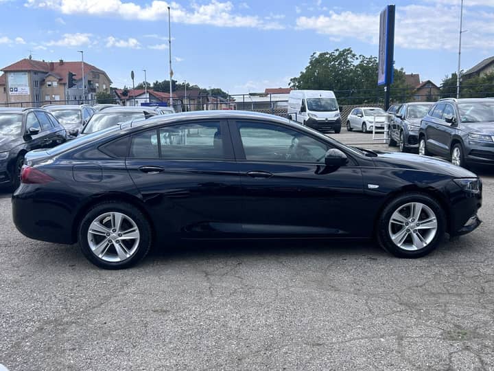Slika prikazuje vanjski izgled vozila, bočni profil automobila.